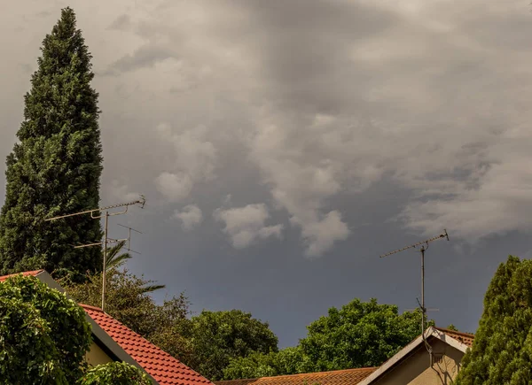 Manzara biçiminde kopya alanı ile bir yerleşim alanı görüntüde evlerin çatıları üzerinde yaklaşan fırtına