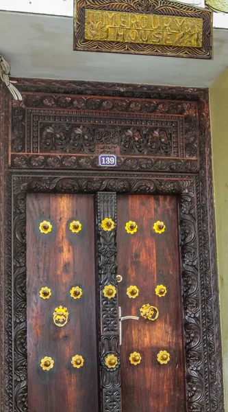 Taş kasaba, Zanzibar - 7 Kasım 2013: Kenyatta yol Freddie Mercury portre biçiminde U.K. resim taşınmadan önce büyüdüğü evde ön kapı