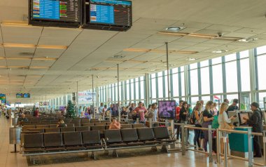 Cape Town, Güney Afrika - 19 Kasım 2018: tanımlanamayan yolcular kendi işinde Uluslararası Havaalanı şehir görüntünün yatay biçimde yerel gidiş salonu hakkında gidebilir