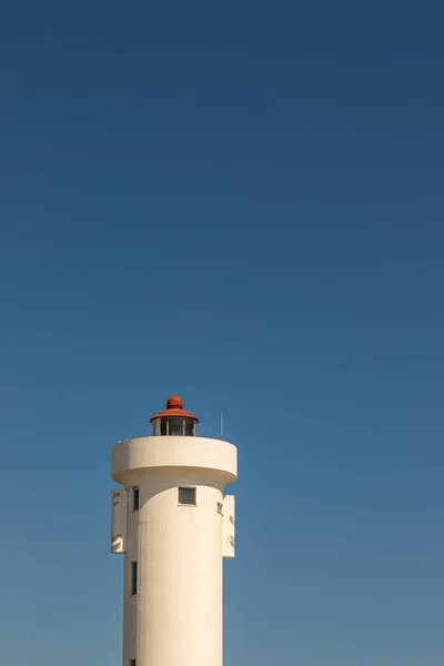 Die Spitze Eines Leuchtturms Isoliert Vor Einem Klaren Blauen Himmelsbild — Stockfoto