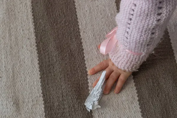 Bir hurda kağıt kopya alanı ile çizgili halı image izole ulaşan minik beyaz bebek yardım