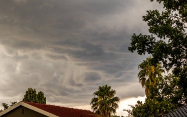 Manzara biçiminde kopya alanı ile bir semtte görüntüde evlerin çatıları yukarıda fırtına bulutları