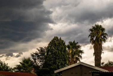 Manzara biçiminde kopya alanı ile bir semtte görüntüde evlerin çatıları yukarıda fırtına bulutları