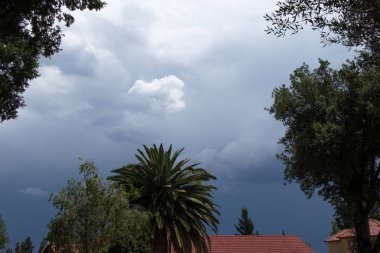 Manzara biçiminde kopya alanı ile Güney Afrika görüntüdeki Gauteng Highveld yer alan tehdit yaz fırtına bulutları toplamak