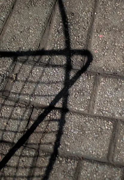 Schattenmuster Auf Einer Mit Ziegelsteinen Gepflasterten Oberfläche Zur Hintergrundnutzung Mit — Stockfoto
