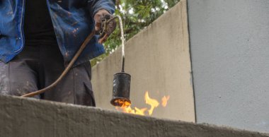Yüklenici çatı sıcak lastik tamir görüntü yatay biçimde kopya alanı ile sızdırmazlık çatı erir