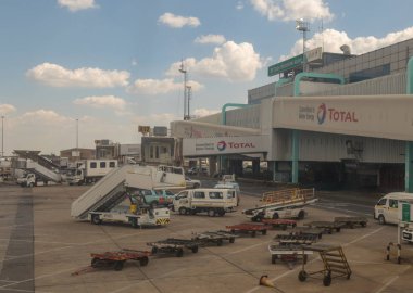 Johannesburg, Güney Afrika - 19 Şubat 2019: önlük ve manzara biçiminde şehir resim veya Tambo Uluslararası Havaalanı pist üzerinde