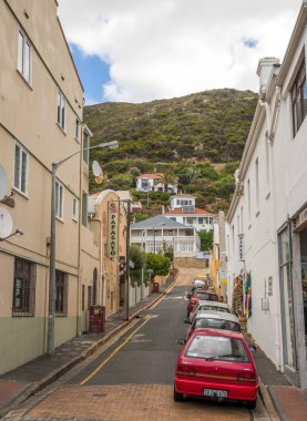 Cape Town, Güney Afrika - Şubat 27,2019: Kalk Bay küçük bir balıkçı köyü False Bay sahil ve bir banliyö şehir, Cape Town, Batı Cape Eyaleti