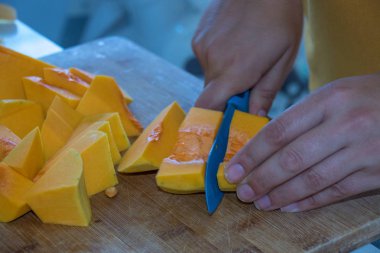 El kopya alanı manzara biçiminde bir ahşap tahta görüntüsüyle üzerinde keskin bir bıçak kullanarak sebze kesme yakın çekim