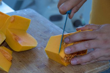 El kopya alanı manzara biçiminde bir ahşap tahta görüntüsüyle üzerinde keskin bir bıçak kullanarak sebze kesme yakın çekim
