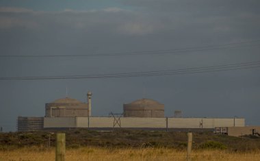 Cape Town, Güney Afrika - 28 Şubat 2019: Koeberg nükleer güç istasyonu güç yardımcı programı, kopya alanı ile manzara biçiminde Eskom resim sorunlu devlet kontrolü altında aittir