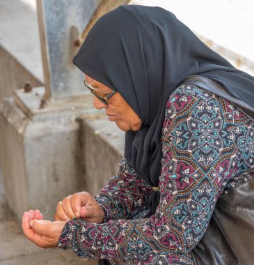 Cape Town, Güney Afrika - 27 Şubat 2019: tanımlanamayan taze balık satıcıları ve balıkçılar Kalk Bay Harbor şehir portreleri