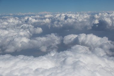 Yüksek bulutlar görüntü arka plan kopya alanı ile kullanmak için yukarıda manzara biçiminde seyahat bir uçak penceresinden görüntülemek