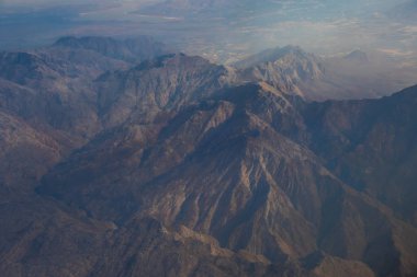 Yüksek bulutlar görüntü arka plan kopya alanı ile kullanmak için yukarıda manzara biçiminde seyahat bir uçak penceresinden görüntülemek