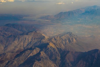 Yüksek bulutlar görüntü arka plan kopya alanı ile kullanmak için yukarıda manzara biçiminde seyahat bir uçak penceresinden görüntülemek