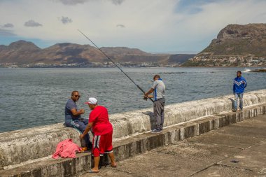 Cape Town, Güney Afrika - 27 Şubat 2019: tanımlanamayan yerli balık Kalk Bay harbor duvarından