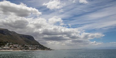 Manzara biçiminde kopya alanı Kalk Bay harbor duvarla Güney Afrika görüntüdeki her yanlış Bay bakıldığında manzara
