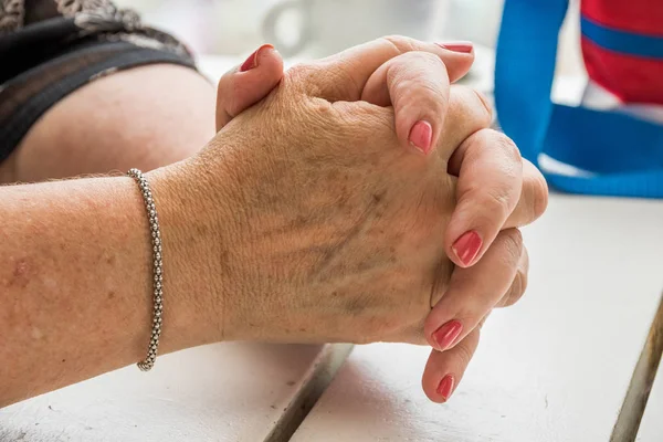 Manzara biçiminde kopya alanı ile dua görüntüde yaşlı eller closeup katlanmış