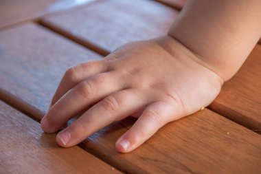 Manzara biçiminde kopya alanı ile bir tablo görüntüsü üzerinde izole bir küçük çocuk el closeup
