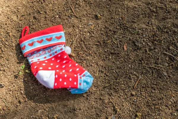 Enkele Kleine Christmas Stocking Verloren Buiten Beeld Met Kopie Ruimte — Stockfoto