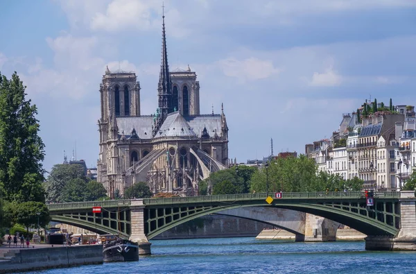 フランス 月23 2016 風景形式のセーヌ川の画像から見た象徴的なノートルダム大聖堂 — ストック写真