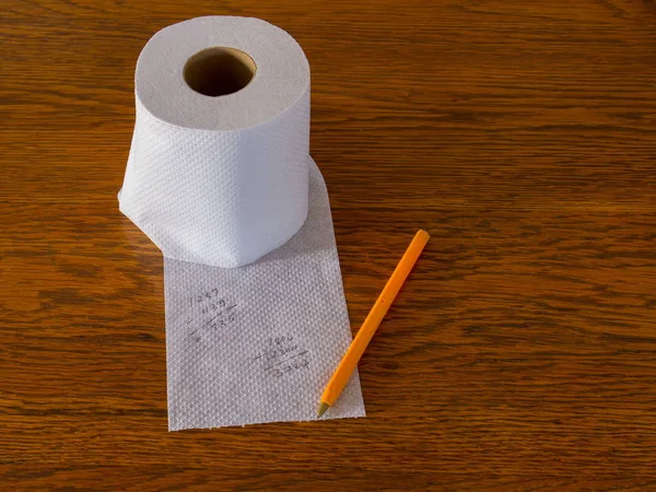 Cálculos Incorrectos Sobre Papel Higiénico Blanco Aislado Sobre Una Superficie — Foto de Stock