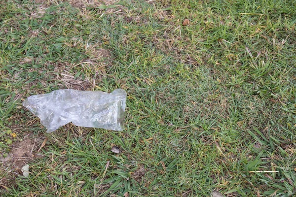 Een Geïsoleerde Plastic Zak Voor Eenmalig Gebruik Ligt Verlaten Natuur — Stockfoto