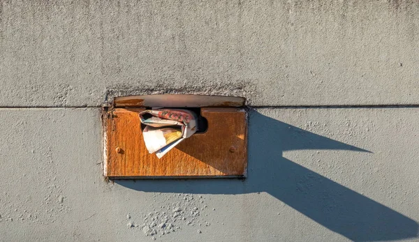 Hand Zugestellte Post Ragt Aus Einem Verwitterten Briefkasten Hervor Isoliert — Stockfoto