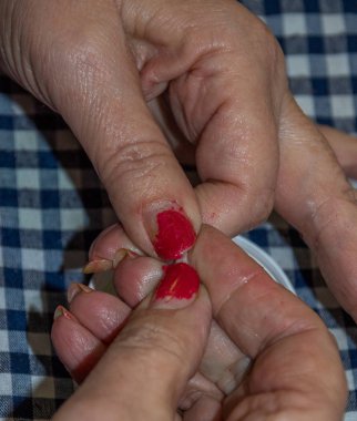 Tırnaklar kapalı kırmızı tırnak vernik çizilme 