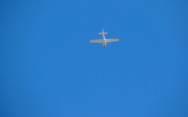 Küçük bir beyaz sabit kanatlı uçak kopya alanı ile açık mavi gökyüzü görüntü uçan izole