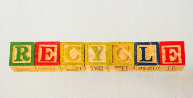 Renkli ahşap bloklar görüntüsünü nakış alanı ile yatay formatta kullanarak net bir arka planda görsel olarak görüntülenen geri dönüşüm terimi