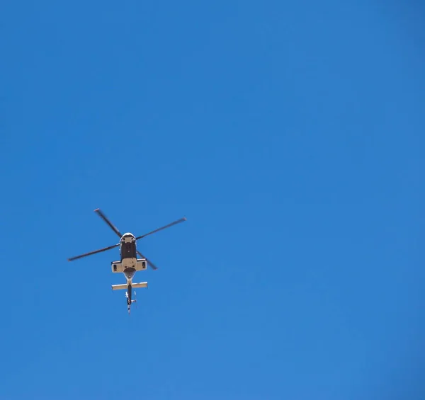 飛行中の大きなヘリコプターは 風景形式のコピースペースを持つ青空の画像に対して隔離 — ストック写真