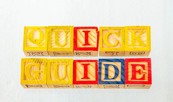 Manzara biçiminde renkli ahşap oyuncak blokları görüntü kullanarak net bir arka plan üzerinde görüntülenen dönem hızlı kılavuz