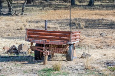 Kopya alanı ile peyzaj formatında çiftlik alanı görüntü uzak bir köşesinde kış sezonu için saklanan çiftlik ekipmanları