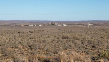 Manzara formatında kopya alanı ile orta Güney Afrika görüntü kırsal Karoo bölgesinde uzak bir çiftlik
