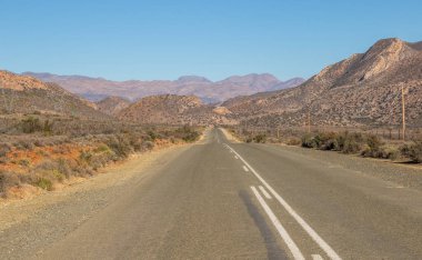 Bir otoyol kopya alanı ile peyzaj formatında tepeler görüntü kurak bir manzara ile yol açar