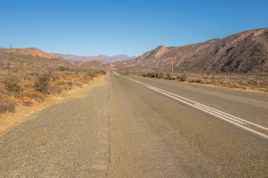Bir otoyol kopya alanı ile peyzaj formatında tepeler görüntü kurak bir manzara ile yol açar