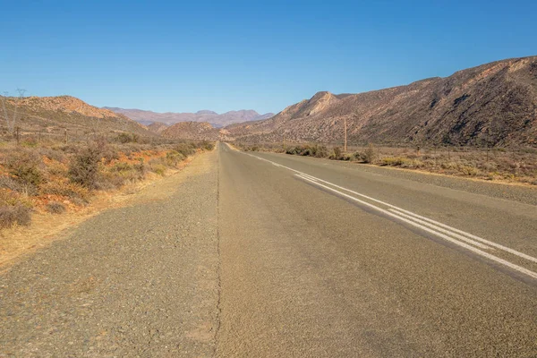 Bir otoyol kopya alanı ile peyzaj formatında tepeler görüntü kurak bir manzara ile yol açar
