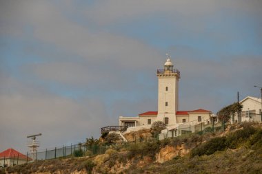 Mossel Bay, Güney Afrika - 16 Ağustos 2019: Cape St Blaize deniz feneri, garden route görüntüsü üzerindeki kıyı kasabasının üzerindeki bir tepede kopya alanı ile yatay formatta