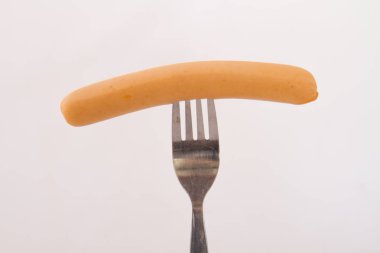 Kopyalama alanı ile beyaz bir arka plan görüntüsü üzerinde izole dört çatal ile metal bir çatal üzerinde bir viyana sosis