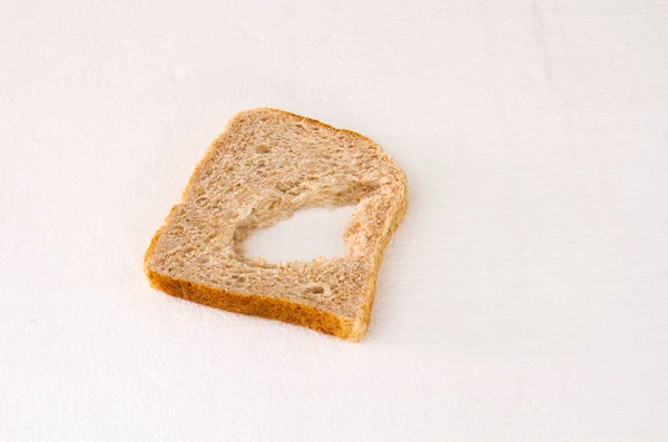 Skiva Bröd Med Bit Saknas Mitten Isolerade Vit Bakgrundsbild Med — Stockfoto