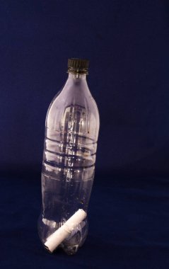 Yatay biçimde kopya alanı ile koyu arka plan görüntüsü nde izole edilmiş kapalı bir şişede haddelenmiş bir kağıt parçası