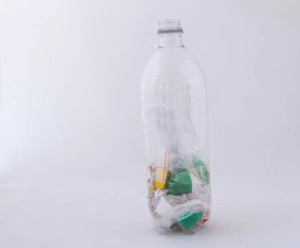 Eine Leere Plastikflasche Mit Weggeworfenem Einwegplastik Darin Einen Ökostein Formen — Stockfoto