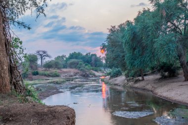 Pafuri 'deki Luvuvhu nehrinin üzerinde güneş doğuyor Güney Afrika' daki Kruger Ulusal Parkı 'nda fotokopi uzayıyla birlikte.