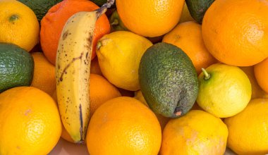 Arkaplan kullanımı için yeşil ve sarı taze meyve yakın görüntü