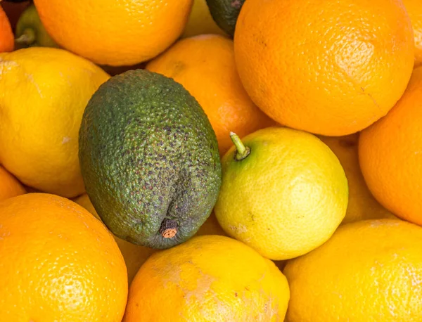 Arkaplan kullanımı için yeşil ve sarı taze meyve yakın görüntü