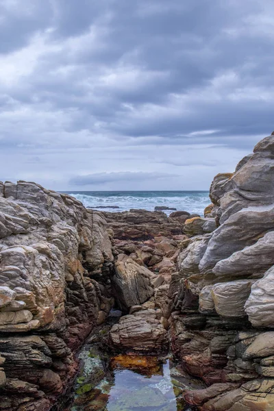 Ein Kleiner Klarer Pool Meer Zwischen Großen Felsen — Stockfoto