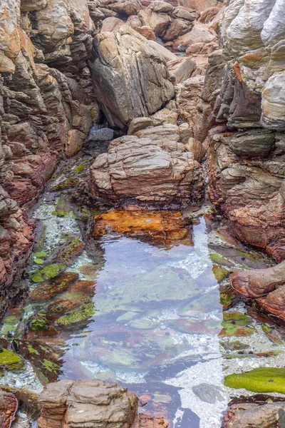 Büyük kayaların arasında açık deniz havuzu.