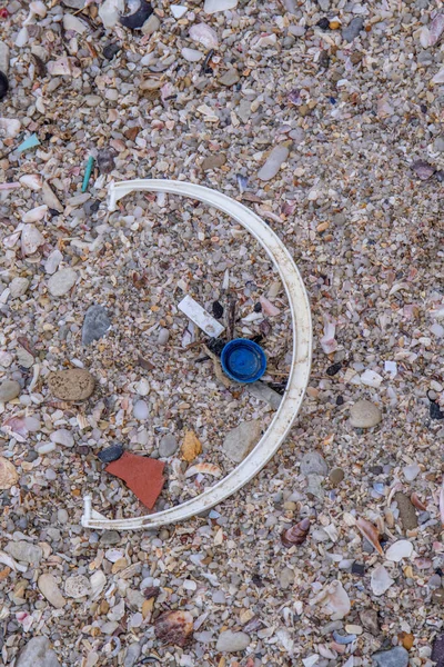 Contaminación Plástica Solo Uso Encontrada Entre Conchas Marinas Arrastradas Una —  Fotos de Stock