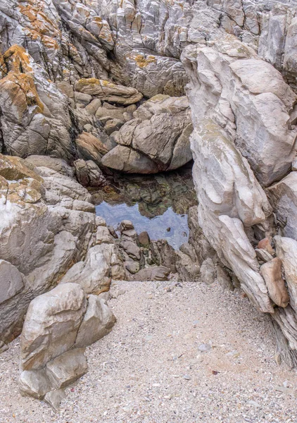 Een Kleine Rotsvijver Tussen Grote Rotsen Met Een Zandstrand Een — Stockfoto